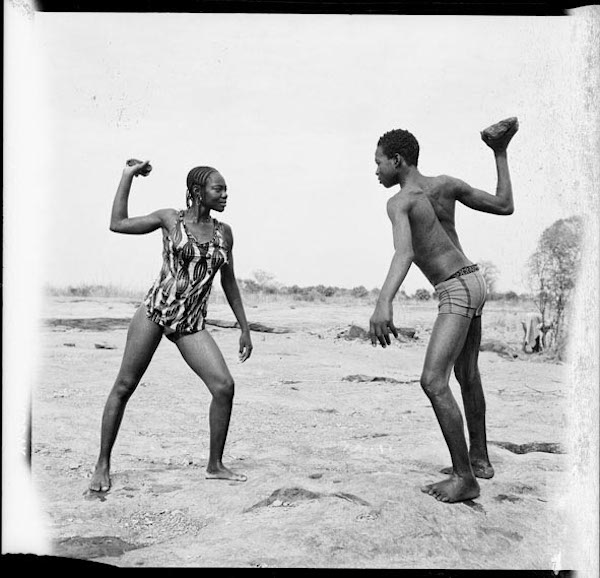 Malick Sidibé - Combat des amis avec pièrres, 1976