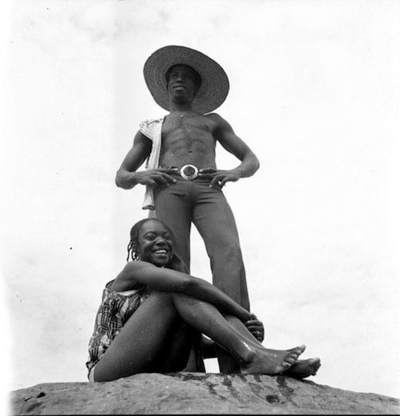 Malick Sidibé - Sur les rochers à la chaussée, 1976