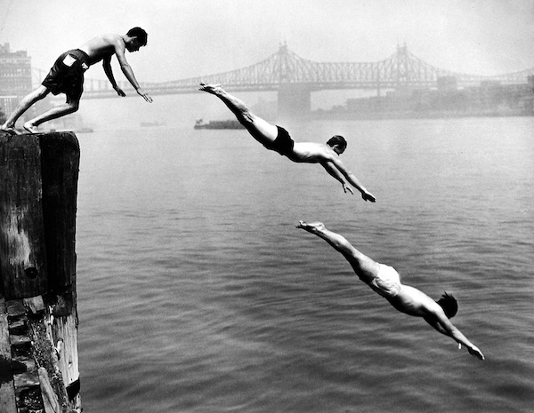 Arthur Leipzig - Divers, East River, 1948