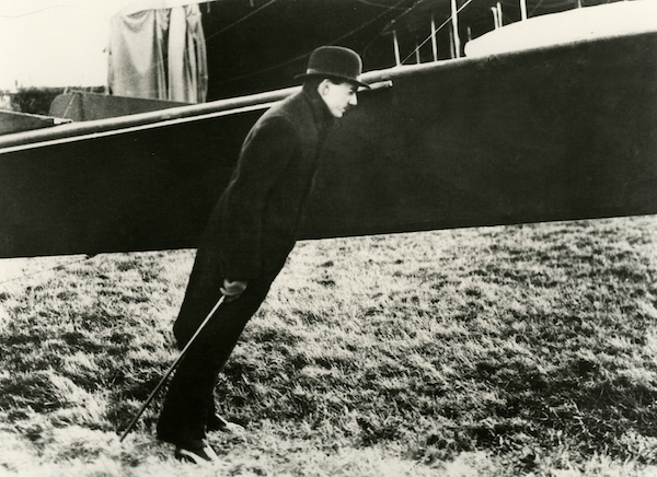 Jacques Henri Lartigue - Zissou contre le vent de l’hélice d’Amérigo Buc, 1911